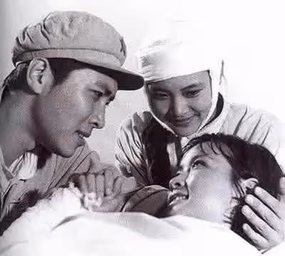 唐國強劉曉慶手牽手太過親密,時隔45年相聚,馮小剛只能站在後面