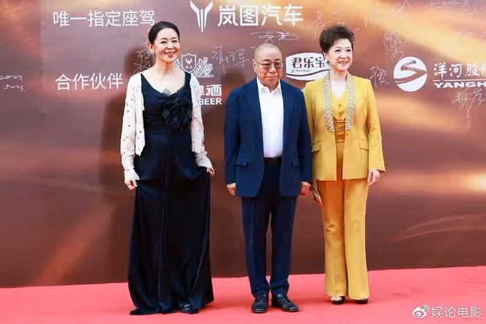 陳凱歌情緒不佳,第二次獲獎才笑,魏大勛想搶C位被陳飛宇拉走