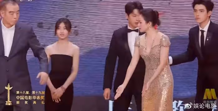 陳凱歌情緒不佳,第二次獲獎才笑,魏大勛想搶C位被陳飛宇拉走