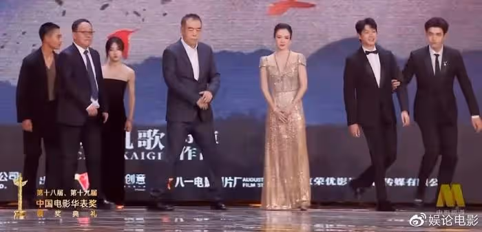 陳凱歌情緒不佳,第二次獲獎才笑,魏大勛想搶C位被陳飛宇拉走