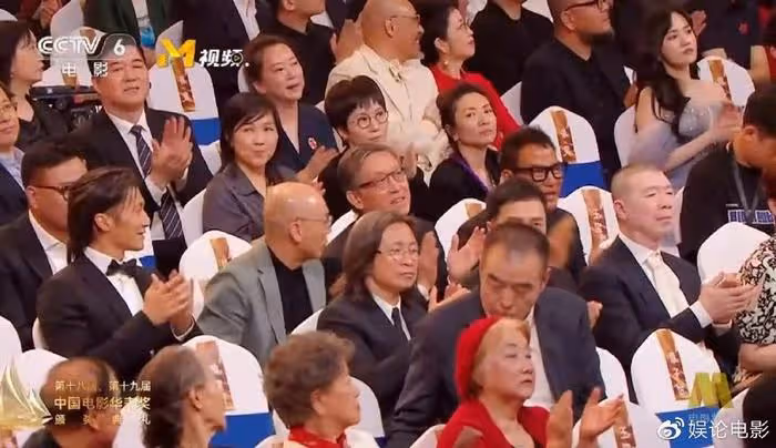 陳凱歌情緒不佳,第二次獲獎才笑,魏大勛想搶C位被陳飛宇拉走