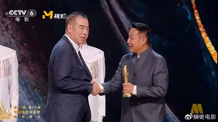 陳凱歌情緒不佳,第二次獲獎才笑,魏大勛想搶C位被陳飛宇拉走