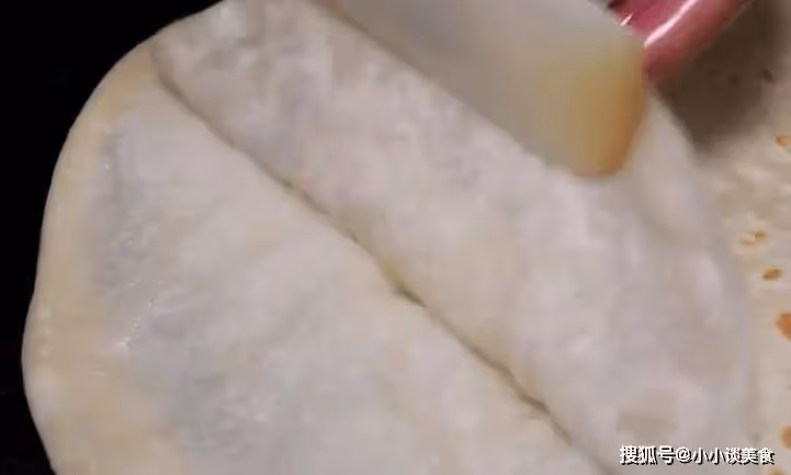教你自己在家做春餅，筋道柔軟，薄如紙，3分鐘出鍋，比披薩好吃~