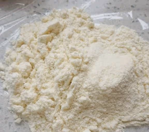 把馬卡龍裝飾成小雞的模樣,不僅大人喜歡,還是新年孩童最愛的甜點哦~