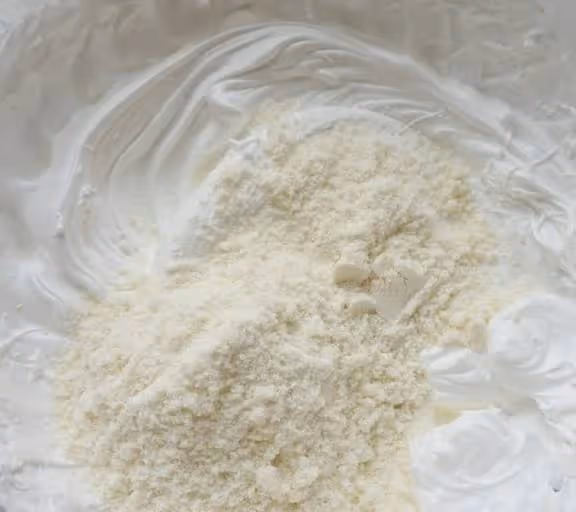 把馬卡龍裝飾成小雞的模樣,不僅大人喜歡,還是新年孩童最愛的甜點哦~