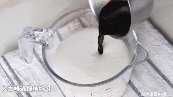 材料攪一攪,零失敗的甜品,冰淇淋的口感,香濃順滑全在這一口~