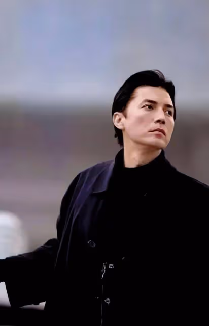 被尊龍的老年狀態驚艷：穿衣體面，白髮不染，70歲還是優雅貴公子