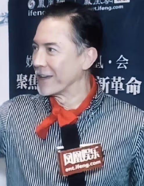 被尊龍的老年狀態驚艷：穿衣體面，白髮不染，70歲還是優雅貴公子