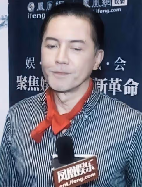 被尊龍的老年狀態驚艷：穿衣體面，白髮不染，70歲還是優雅貴公子