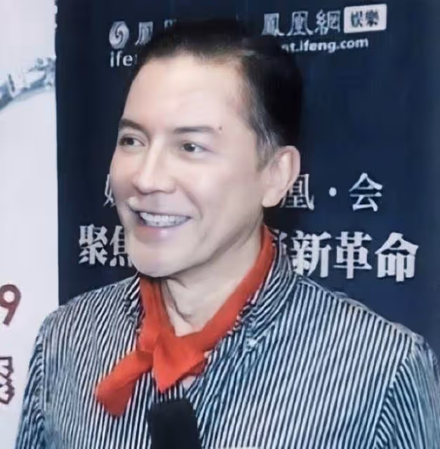 被尊龍的老年狀態驚艷：穿衣體面，白髮不染，70歲還是優雅貴公子