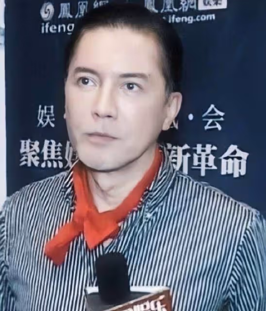 被尊龍的老年狀態驚艷：穿衣體面，白髮不染，70歲還是優雅貴公子