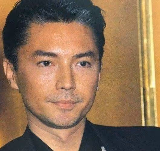 被尊龍的老年狀態驚艷:穿衣體面,白髮不染,70歲還是優雅貴公子