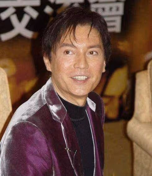 被尊龍的老年狀態驚艷:穿衣體面,白髮不染,70歲還是優雅貴公子
