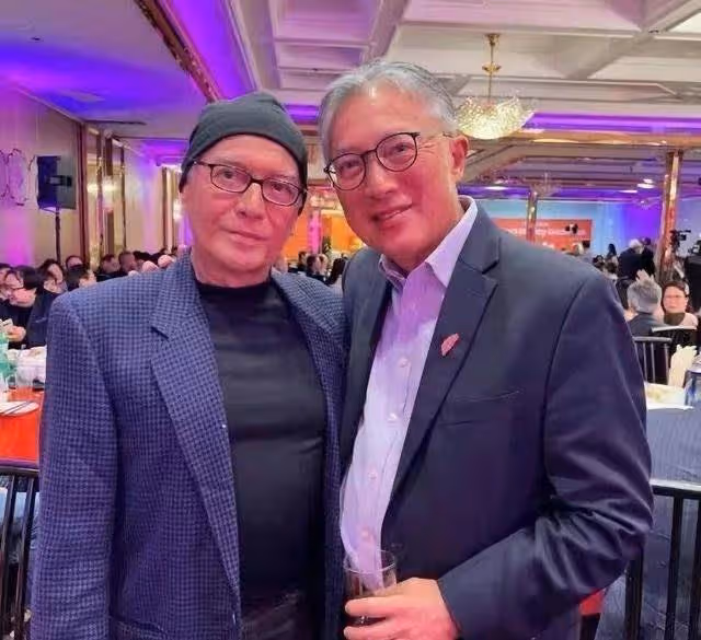 被尊龍的老年狀態驚艷:穿衣體面,白髮不染,70歲還是優雅貴公子