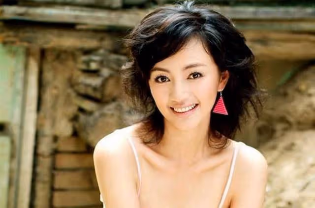 27歲成名嫁華誼副總裁,天后王菲都給她當伴娘,今掌管半個娛樂圈