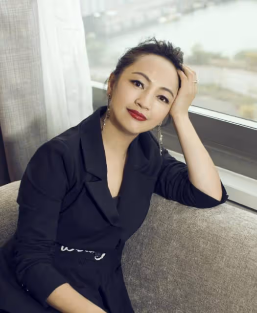 27歲成名嫁華誼副總裁,天后王菲都給她當伴娘,今掌管半個娛樂圈