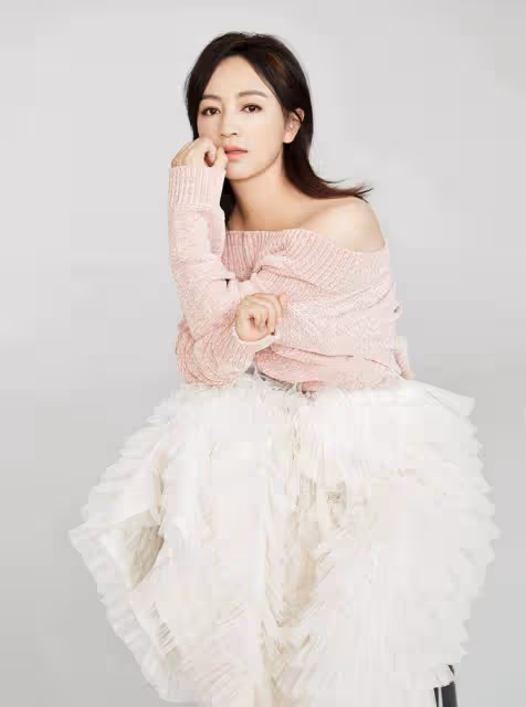 27歲成名嫁華誼副總裁,天后王菲都給她當伴娘,今掌管半個娛樂圈