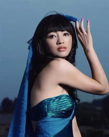 27歲成名嫁華誼副總裁，天后王菲都給她當伴娘，今掌管半個娛樂圈