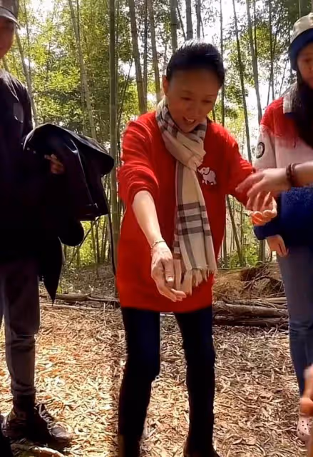 吳瓊曬農村生活照，素顏蒼老儼然農家奶奶，但氣質比普通老人都好