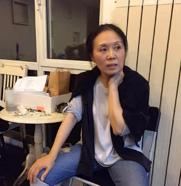 吳瓊曬農村生活照，素顏蒼老儼然農家奶奶，但氣質比普通老人都好