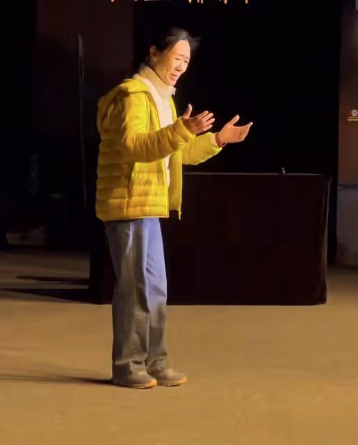 吳瓊曬農村生活照，素顏蒼老儼然農家奶奶，但氣質比普通老人都好