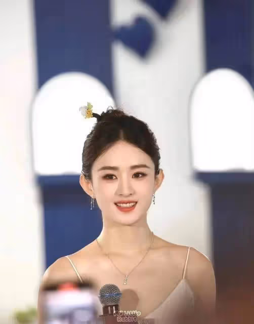 趙麗穎高調出席活動展現頂流人氣！穿弔帶裙生圖封神，女人味好濃