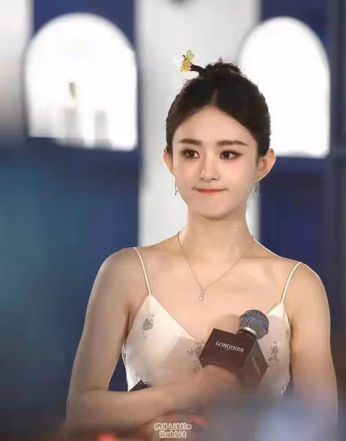 趙麗穎高調出席活動展現頂流人氣！穿弔帶裙生圖封神，女人味好濃