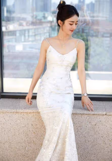 趙麗穎高調出席活動展現頂流人氣！穿弔帶裙生圖封神，女人味好濃
