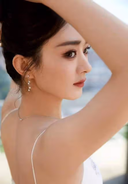 趙麗穎高調出席活動展現頂流人氣!穿弔帶裙生圖封神,女人味好濃