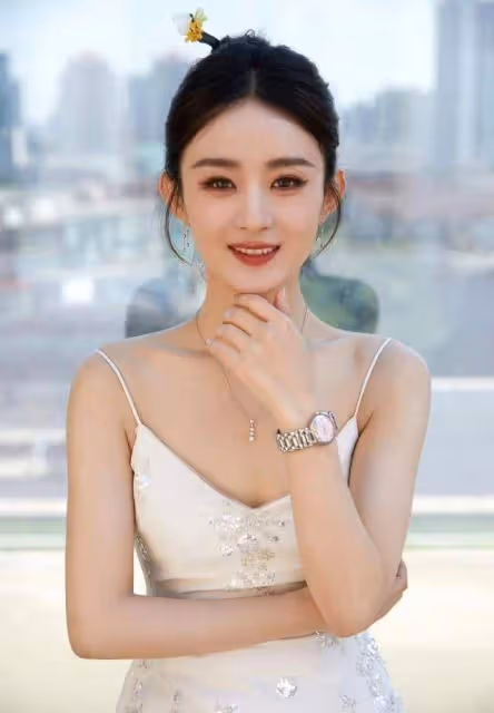 趙麗穎高調出席活動展現頂流人氣!穿弔帶裙生圖封神,女人味好濃