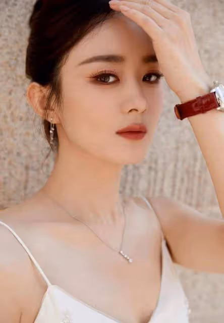 趙麗穎高調出席活動展現頂流人氣!穿弔帶裙生圖封神,女人味好濃