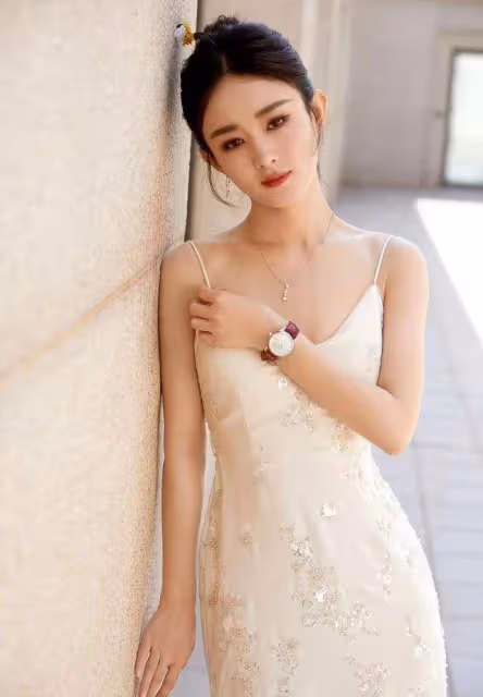 趙麗穎高調出席活動展現頂流人氣!穿弔帶裙生圖封神,女人味好濃