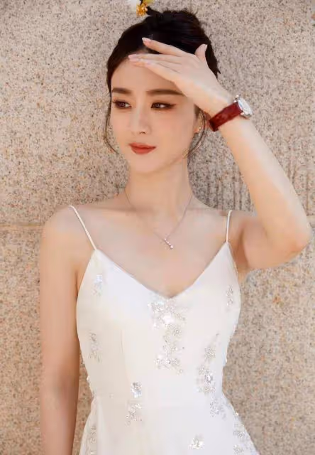 趙麗穎高調出席活動展現頂流人氣!穿弔帶裙生圖封神,女人味好濃