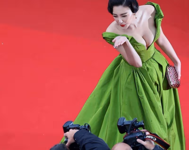 我們女星坎城5大驚艷場面，鞏皇如女王登場，湯唯不走紅毯吃泡麵