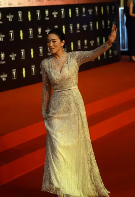 難得鞏俐身穿白色時尚裙秀凹凸曲線，十分「柔美」，真的很時尚
