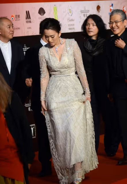 難得鞏俐身穿白色時尚裙秀凹凸曲線，十分「柔美」，真的很時尚