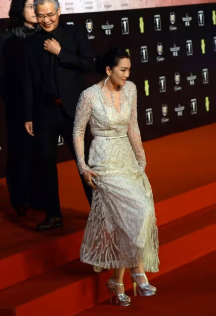 難得鞏俐身穿白色時尚裙秀凹凸曲線，十分「柔美」，真的很時尚