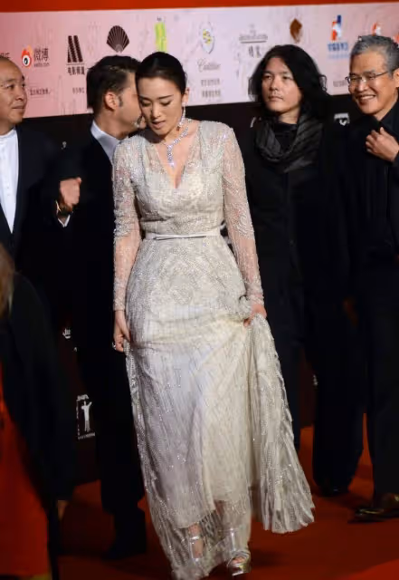 難得鞏俐身穿白色時尚裙秀凹凸曲線，十分「柔美」，真的很時尚