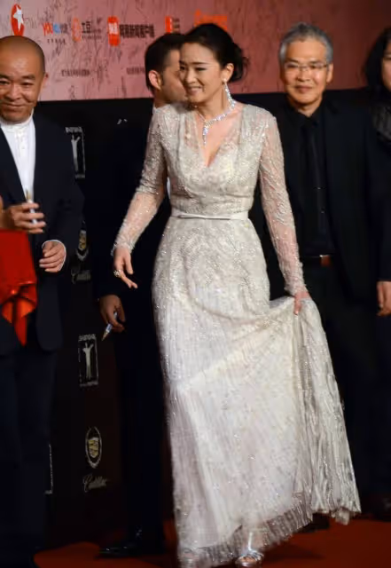 難得鞏俐身穿白色時尚裙秀凹凸曲線,十分「柔美」,真的很時尚