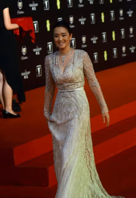難得鞏俐身穿白色時尚裙秀凹凸曲線,十分「柔美」,真的很時尚