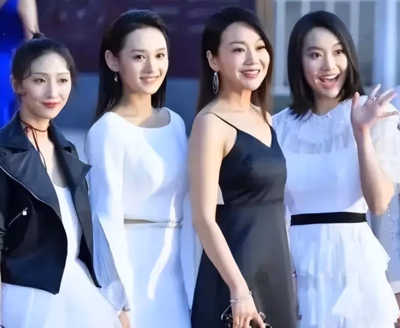 51歲的閆妮越來越大了！穿一身黑帶女兒走紅毯，比你女兒還時髦