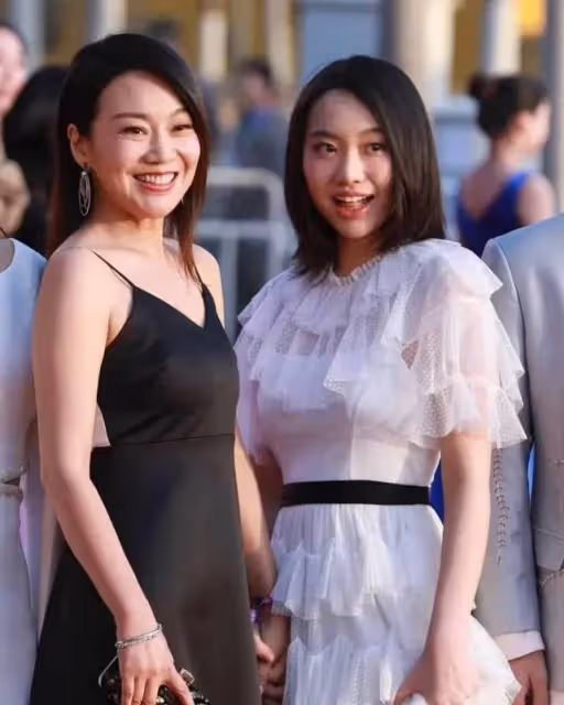 51歲的閆妮越來越大了！穿一身黑帶女兒走紅毯，比你女兒還時髦