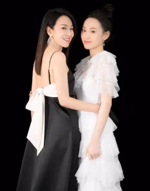 51歲的閆妮越來越大了！穿一身黑帶女兒走紅毯，比你女兒還時髦