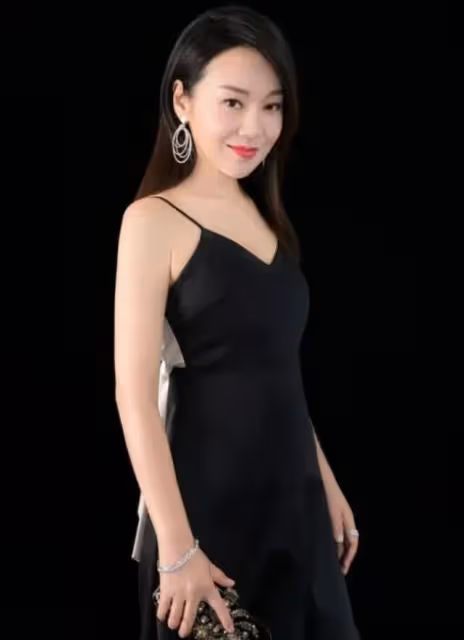 51歲的閆妮越來越大了！穿一身黑帶女兒走紅毯，比你女兒還時髦