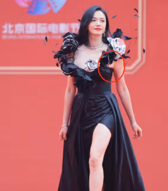 女星在紅毯上玩時尚,勒出贅肉,身材前空蕩蕩,一個比一個尷尬