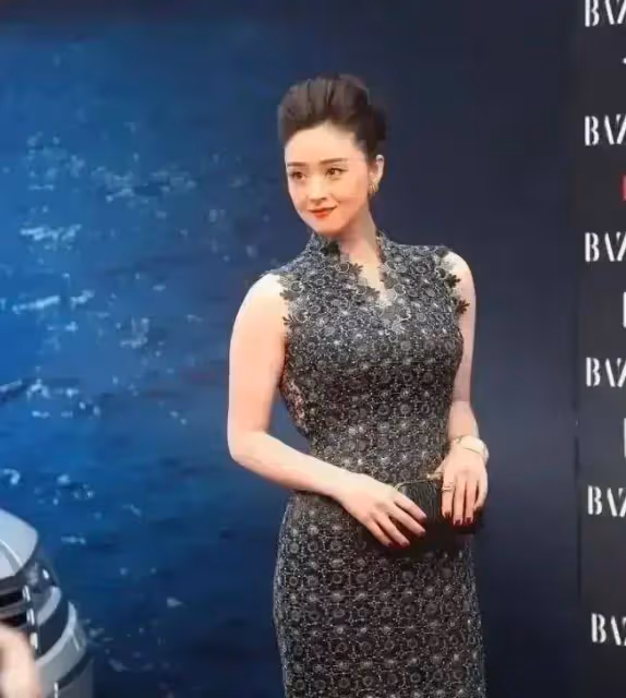 女星在紅毯上玩時尚,勒出贅肉,身材前空蕩蕩,一個比一個尷尬