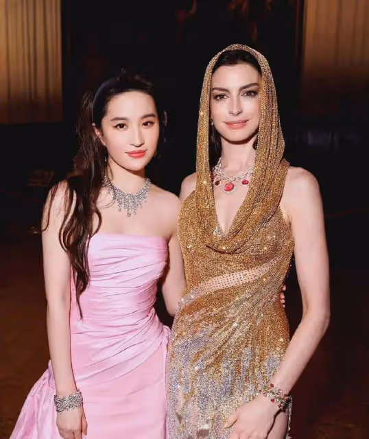 跟劉亦菲同框的全是上流名門，她十足的仙女，安妮海瑟薇造型高級