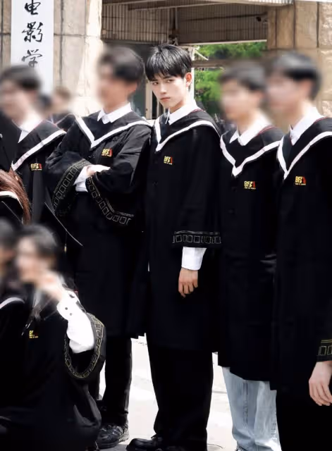 陳飛宇回北電拍畢業照，穿學士服陽光帥氣，吳磊論文答辯照也曝光