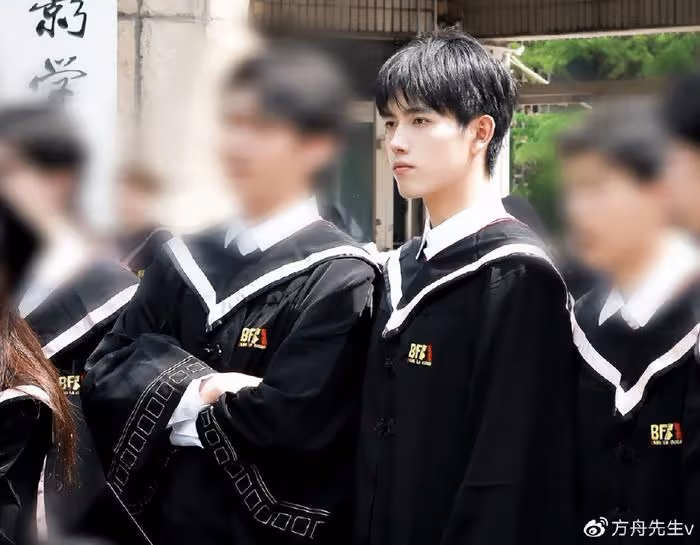 陳飛宇回北電拍畢業照，穿學士服陽光帥氣，吳磊論文答辯照也曝光