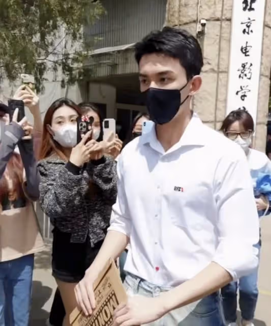 陳飛宇回北電拍畢業照，穿學士服陽光帥氣，吳磊論文答辯照也曝光